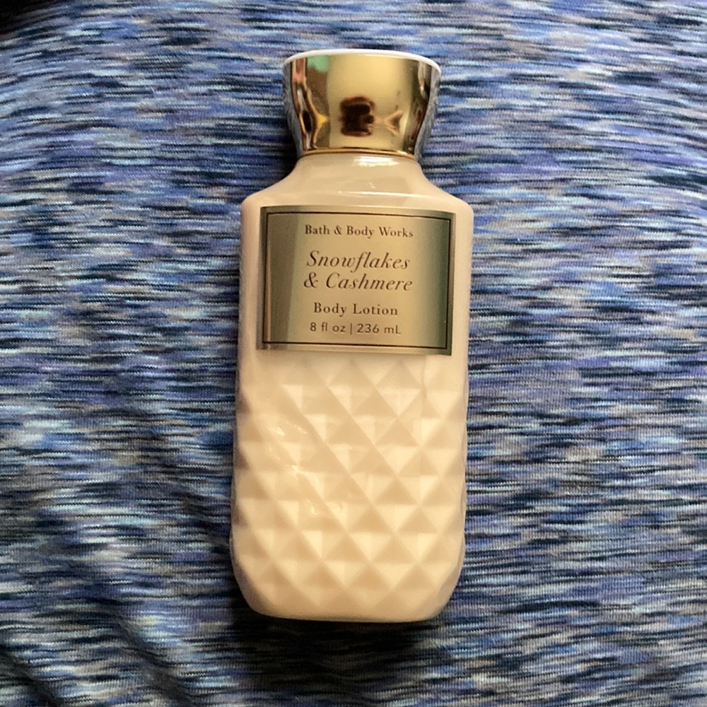 Bath and body works snowflakes and cashmere body lotion